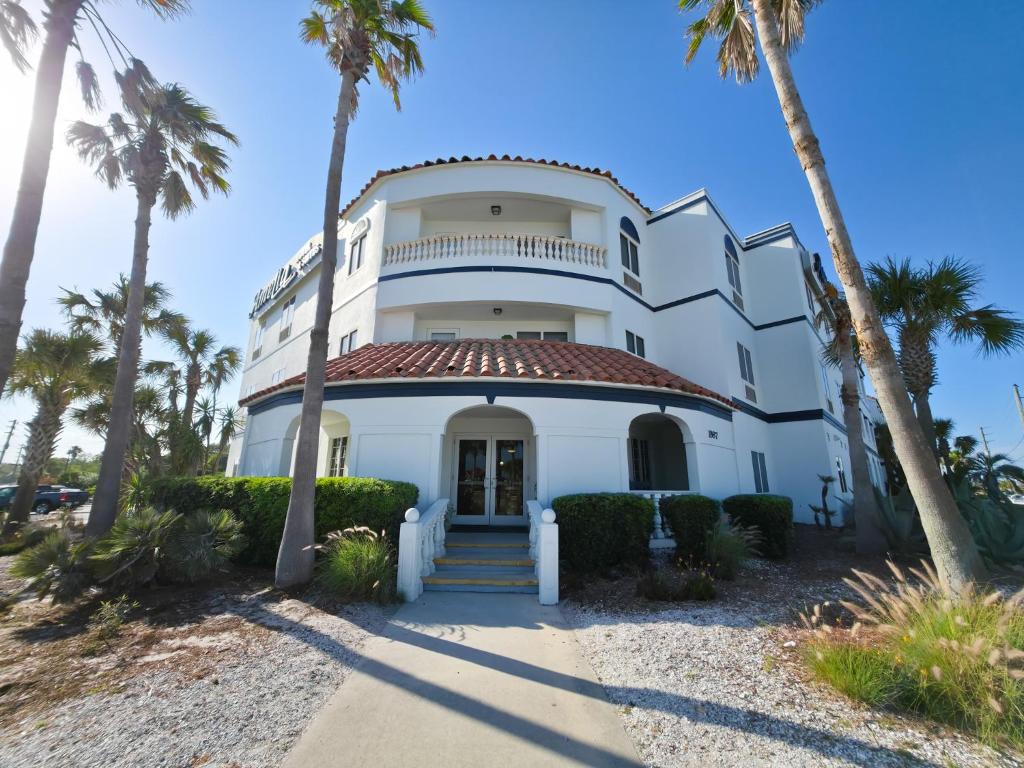 una casa en la playa con palmeras en Amelia Hotel at the Beach, en Fernandina Beach