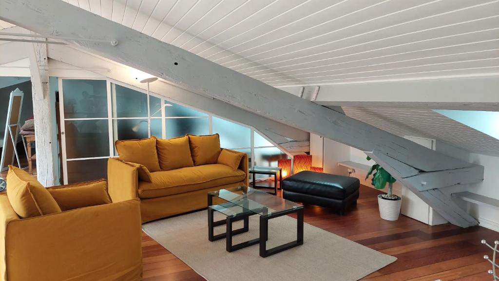 un salon avec un canapé et une table dans l'établissement Burdigala Homes - Appart Montesquieu, à Bordeaux