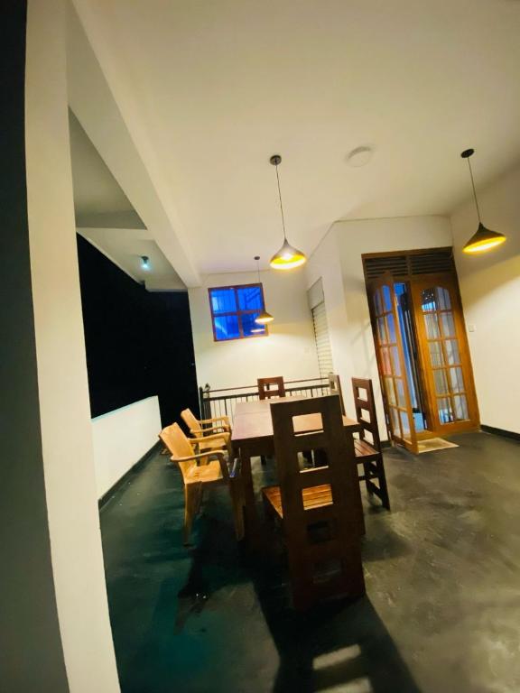 TV a/nebo společenská místnost v ubytování Silverline Guest House Anuradhapura