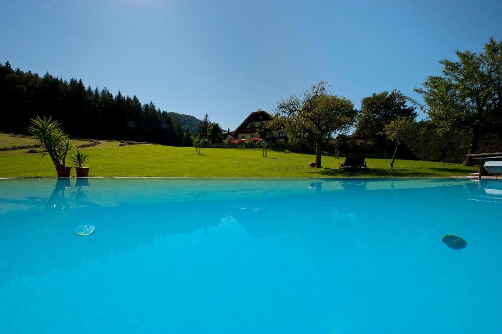 Bazén v ubytování Landhotel Hochlackenhof nebo v jeho okolí