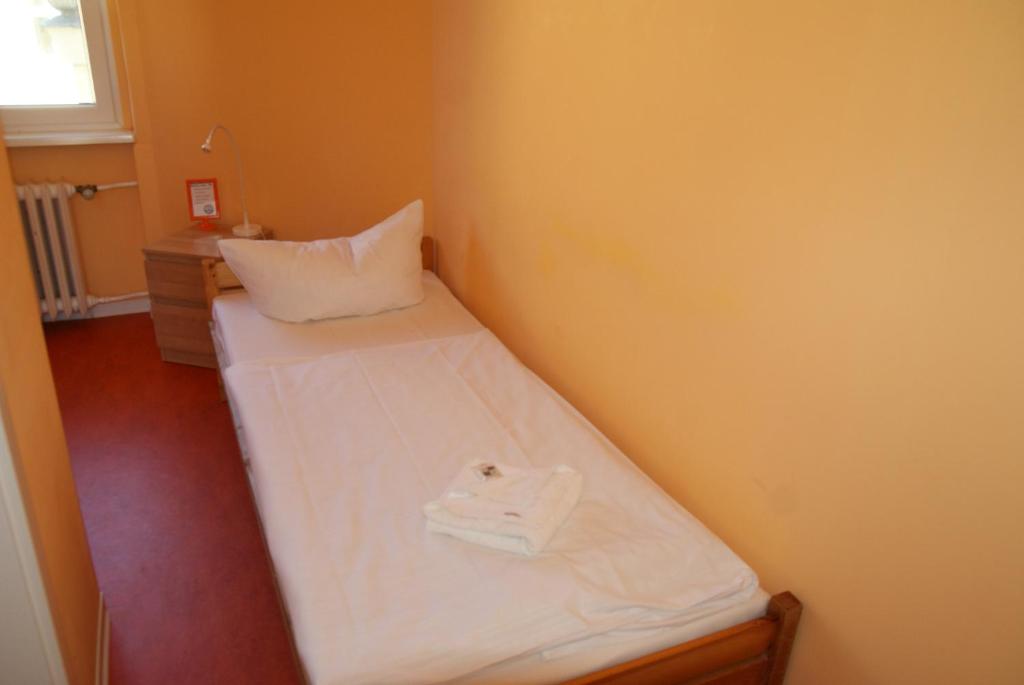 Postel nebo postele na pokoji v ubytování Happy Go Lucky Hotel + Hostel