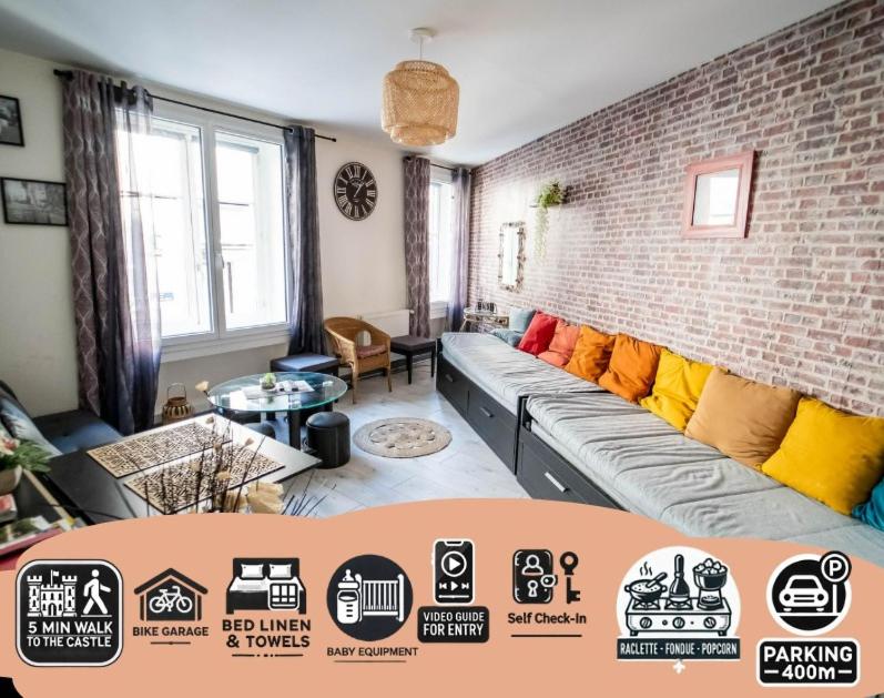 - un salon avec un canapé et un mur en briques dans l'établissement LE COSY Tout confort hypercentre de Blois, à Blois