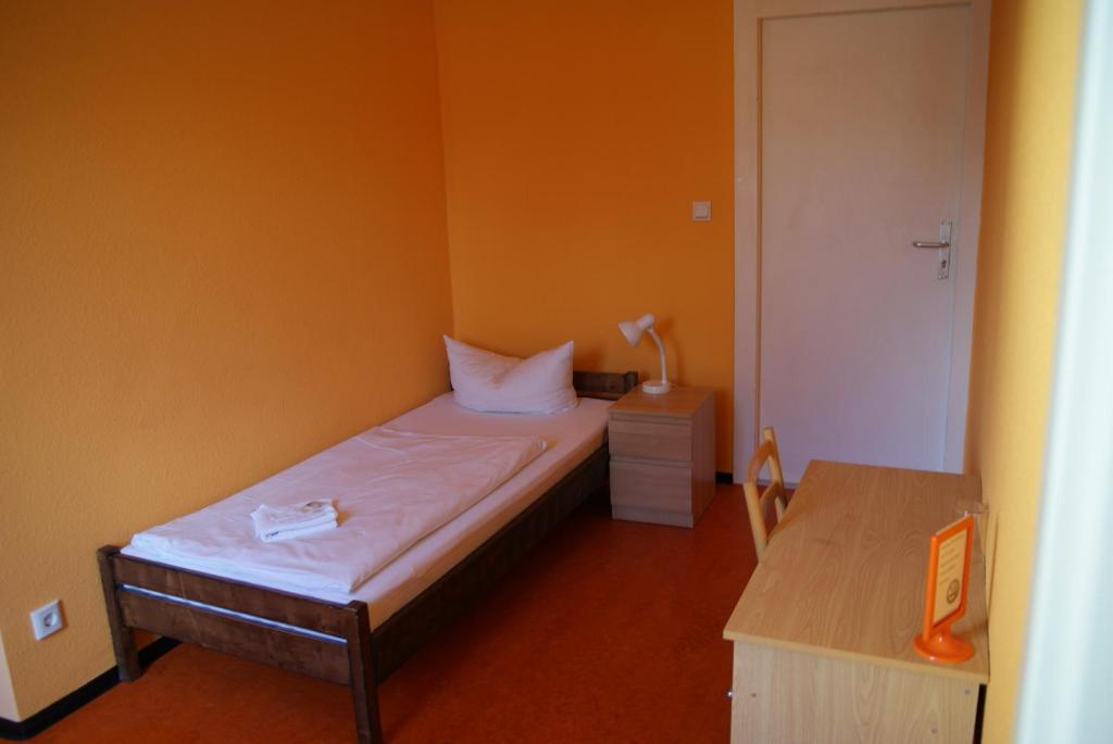 Postel nebo postele na pokoji v ubytování Happy Go Lucky Hotel + Hostel
