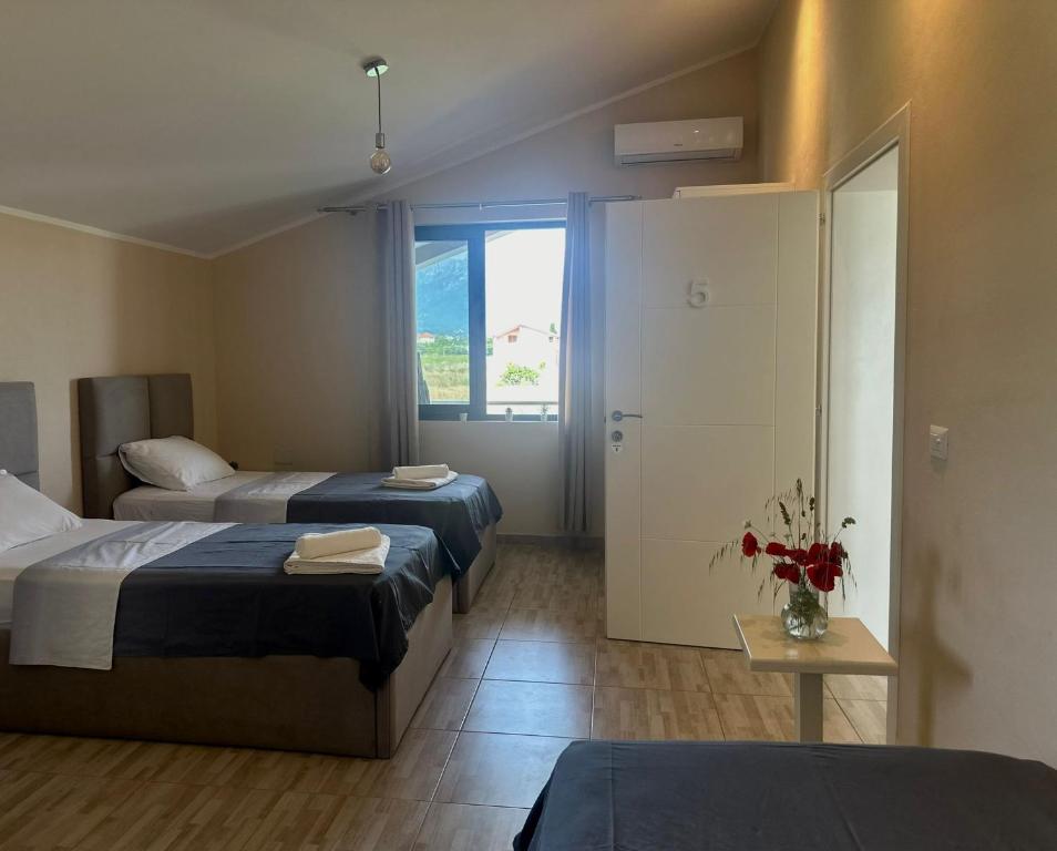 Łóżko lub łóżka w pokoju w obiekcie Hotel Villa Ballkan