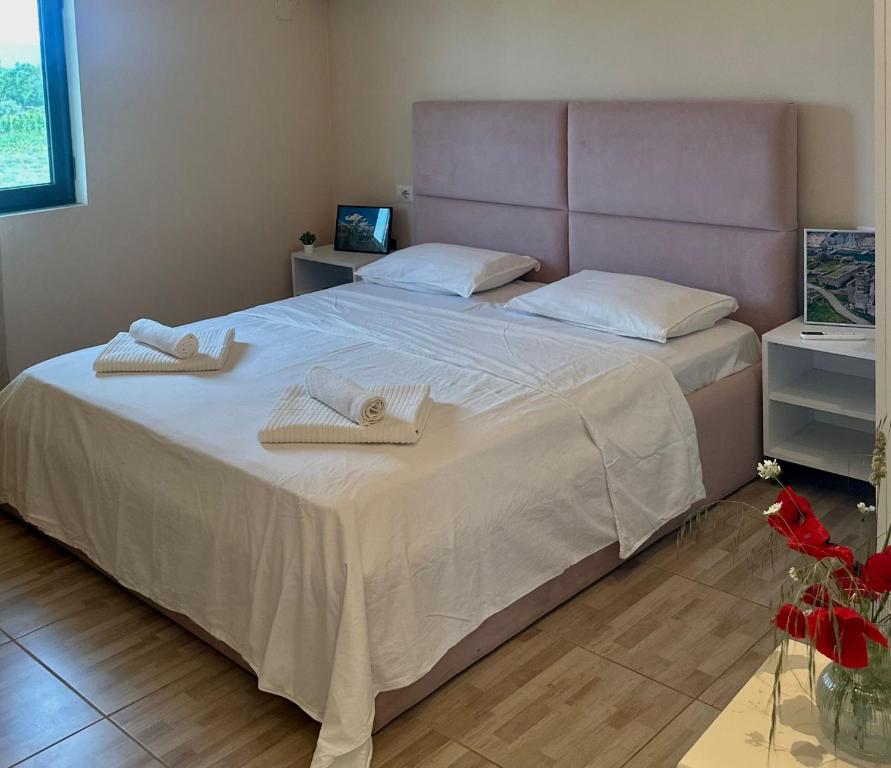 Łóżko lub łóżka w pokoju w obiekcie Hotel Villa Ballkan