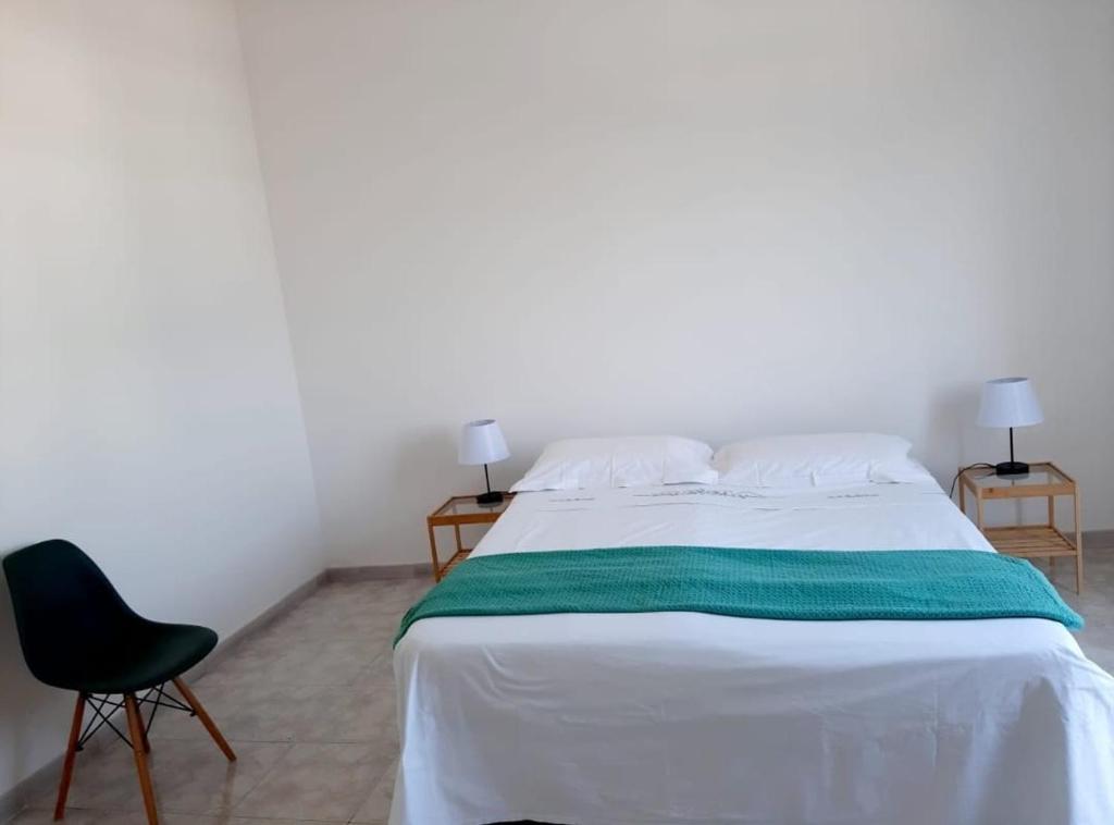 Łóżko lub łóżka w pokoju w obiekcie "WOW TOTAL GREEN AD IMPATTO ZERO Villetta Occasione a Giugno 3 CAMERE DA LETTO, 3 BAGNI a 50 mt dalla spiaggia e dai lidi