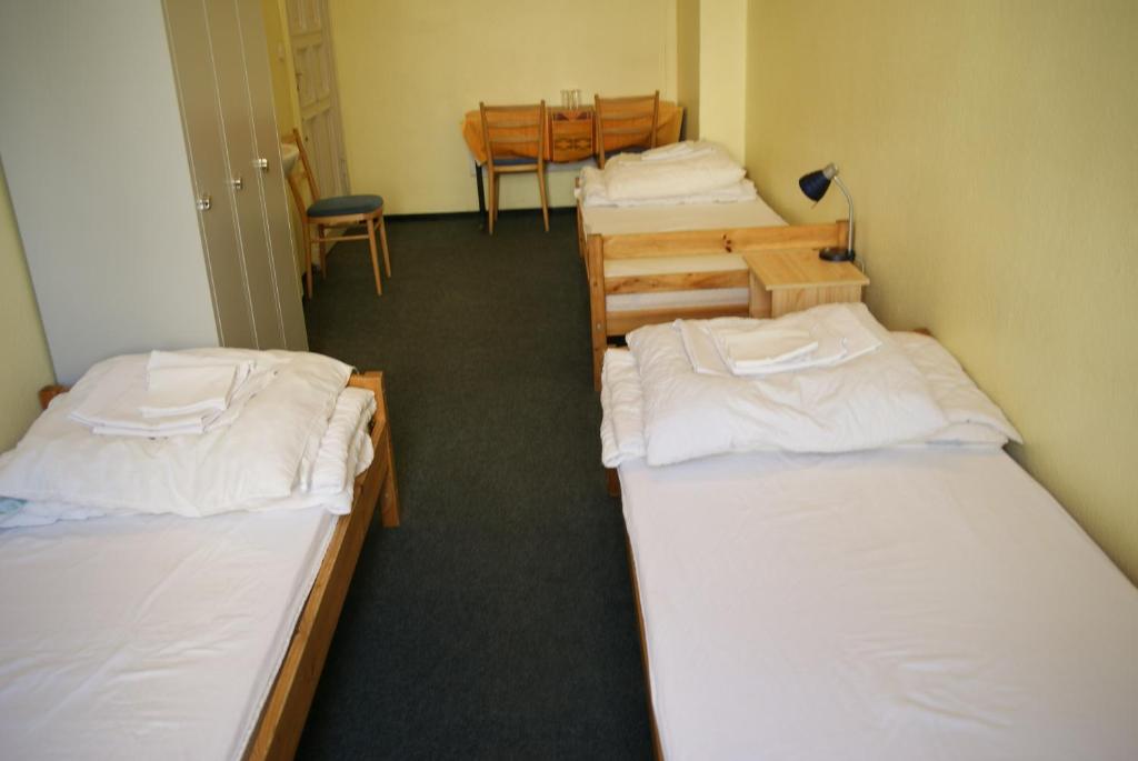 Postel nebo postele na pokoji v ubytování Happy Go Lucky Hotel + Hostel