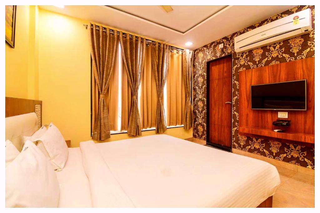 TV a/nebo společenská místnost v ubytování HOTEL KUVER # PALACE Near Sea Beach - Jagannath temple - Restaurant and Lift Facilities - Fully Air Conditioning Hotel - A Top Rated Hotel