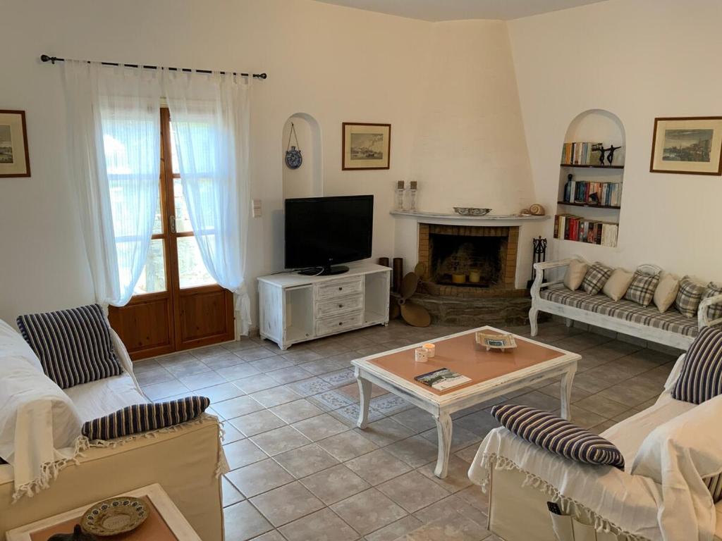 TV a/nebo společenská místnost v ubytování Mediterranean Cottage