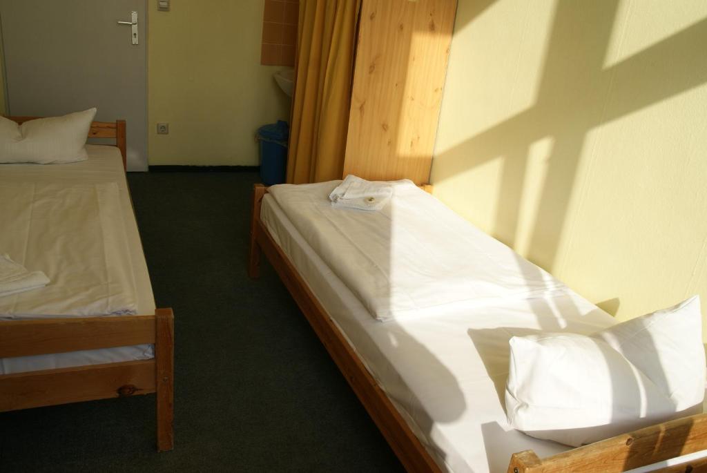 Postel nebo postele na pokoji v ubytování Happy Go Lucky Hotel + Hostel