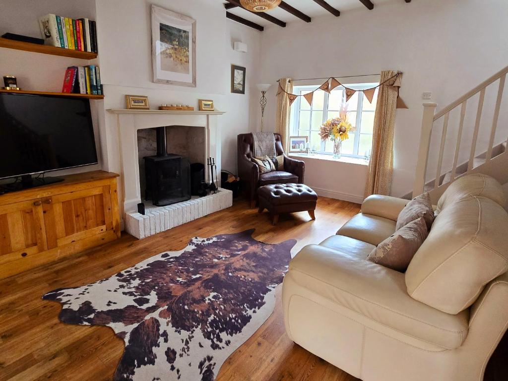 ein Wohnzimmer mit Sofa und Fernseher in der Unterkunft Gorgeous Two Bedroom Cottage, Pet Friendly! in Snainton