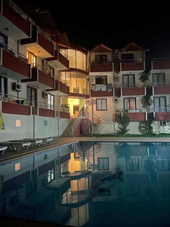 Bazén v ubytování Adrasan Yazıcı Hotel nebo v jeho okolí
