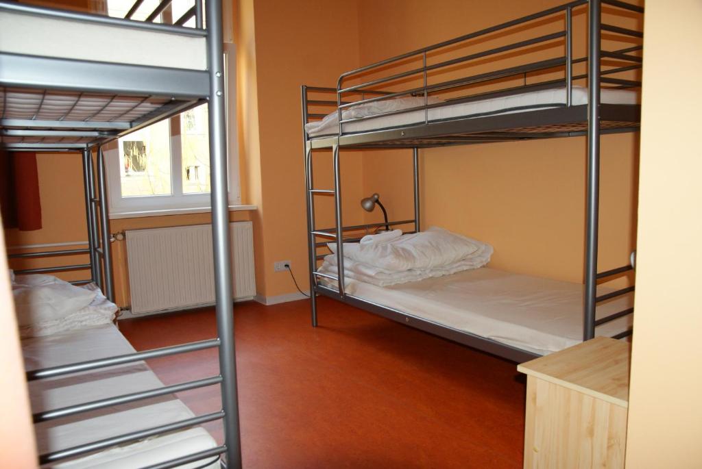 Postel nebo postele na pokoji v ubytování Happy Go Lucky Hotel + Hostel