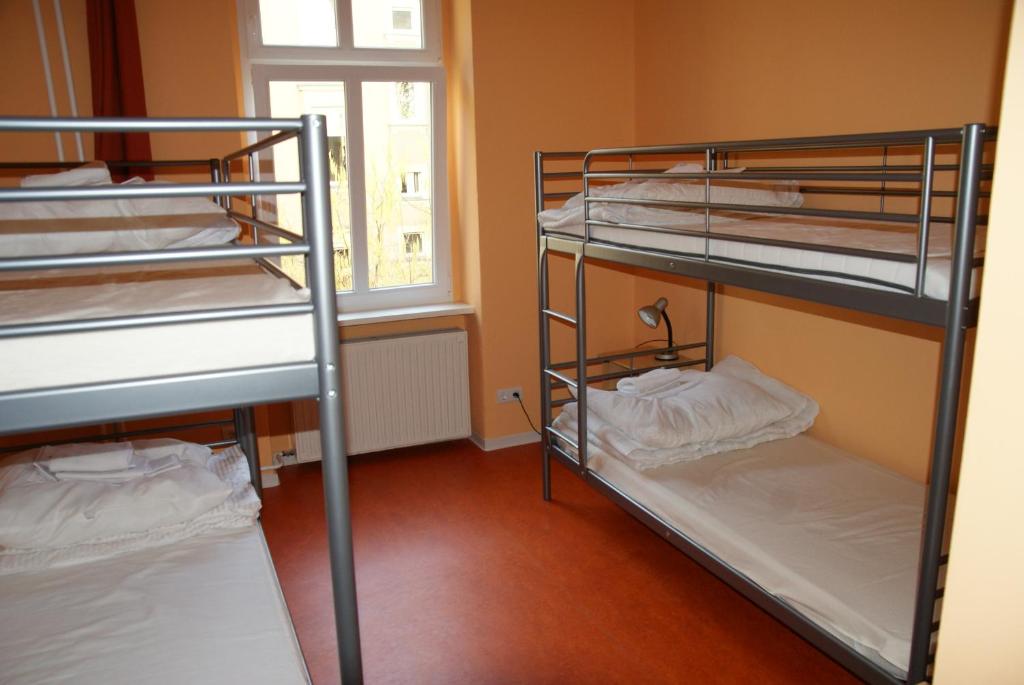 Postel nebo postele na pokoji v ubytování Happy Go Lucky Hotel + Hostel