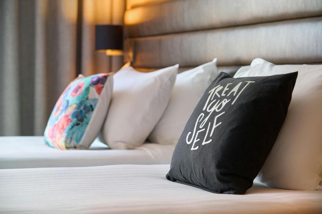 Una cama o camas en una habitación de Moxy Dublin City