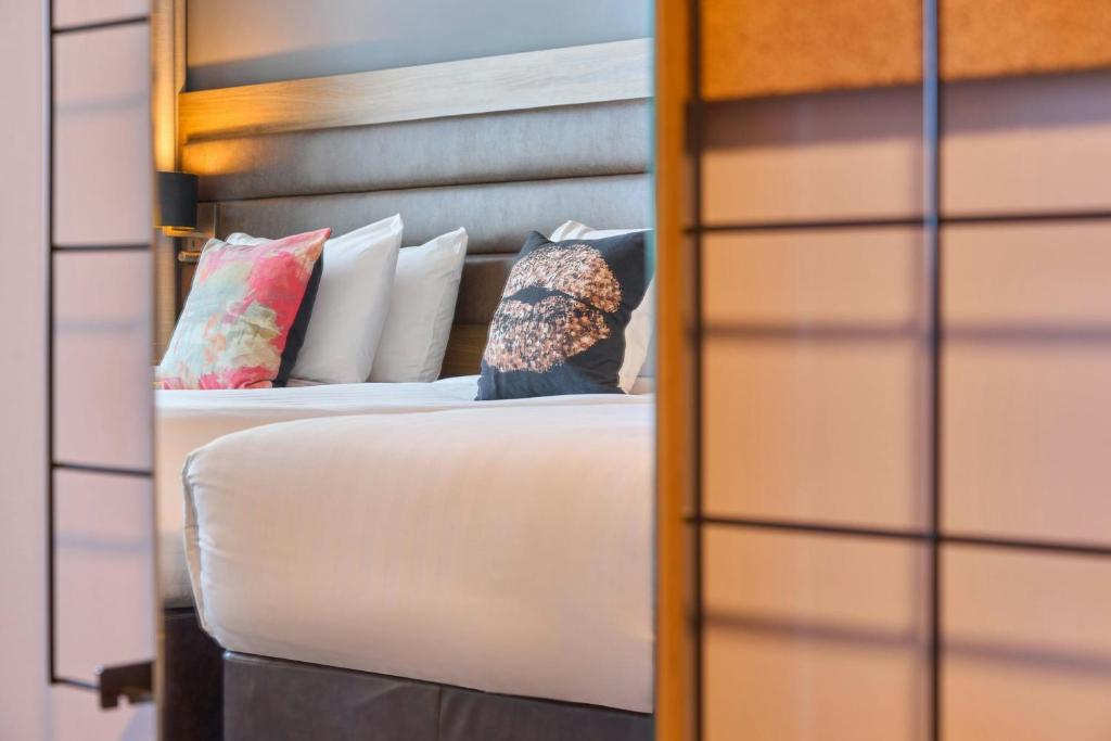 Una cama o camas en una habitación de Moxy Dublin City