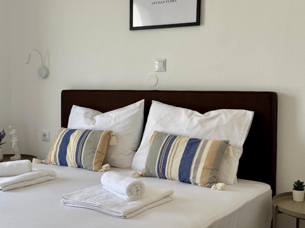 A bed or beds in a room at El Greco Apartments in Tigaki, near the sea - No 3