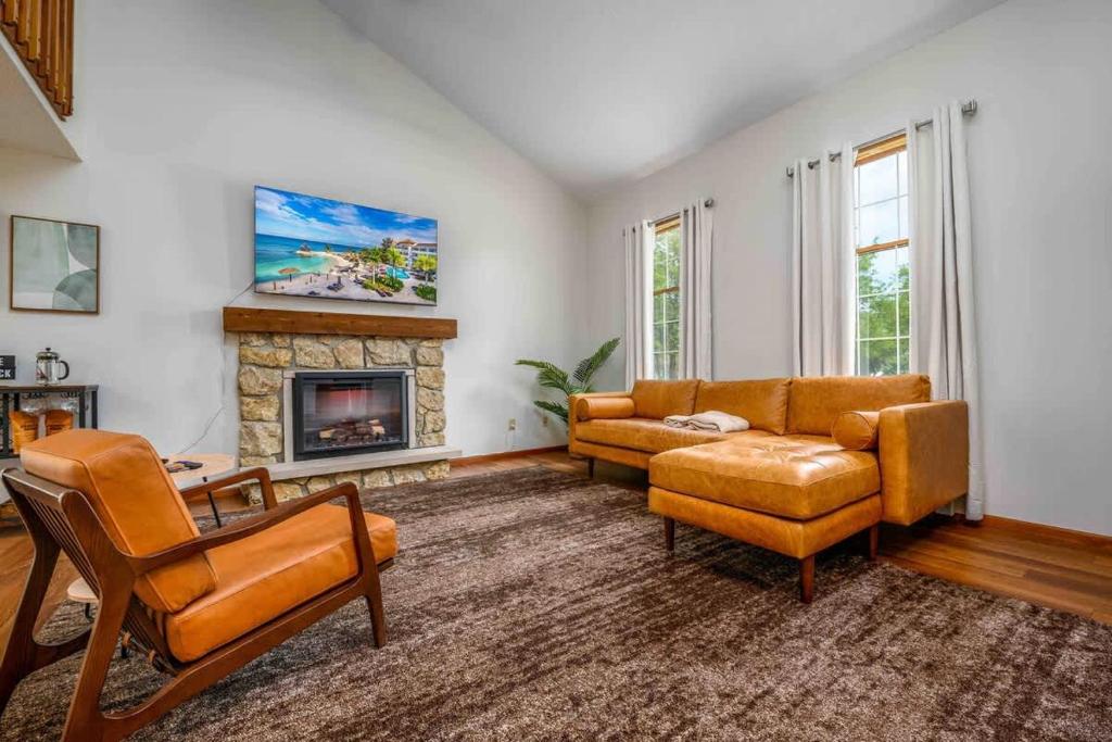 ein Wohnzimmer mit Couch und Kamin in der Unterkunft Family Friendly and quite 2 bedroom Condo Close to Fun in Fort Wayne