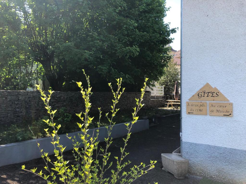 a sign that says gifts next to a plant at Gîte 'A deux pas du ciné' in Maîche