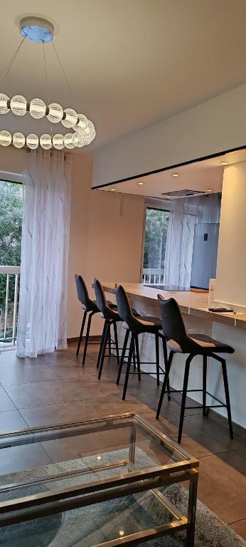 une salle à manger avec des chaises et une table dans une pièce dans l'établissement T2 chic non loin de palais festival, à Cannes