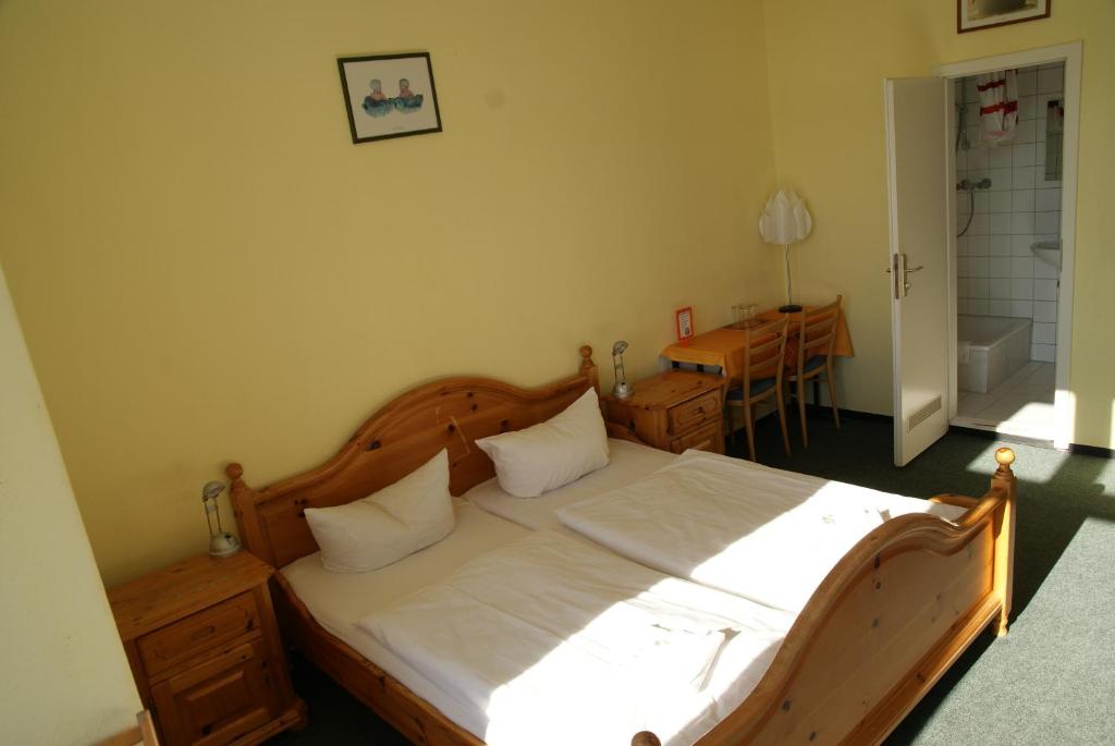 Postel nebo postele na pokoji v ubytování Happy Go Lucky Hotel + Hostel