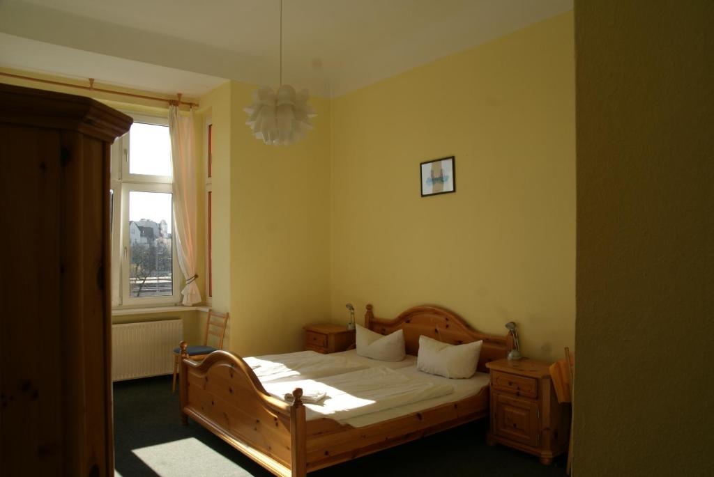 Postel nebo postele na pokoji v ubytování Happy Go Lucky Hotel + Hostel