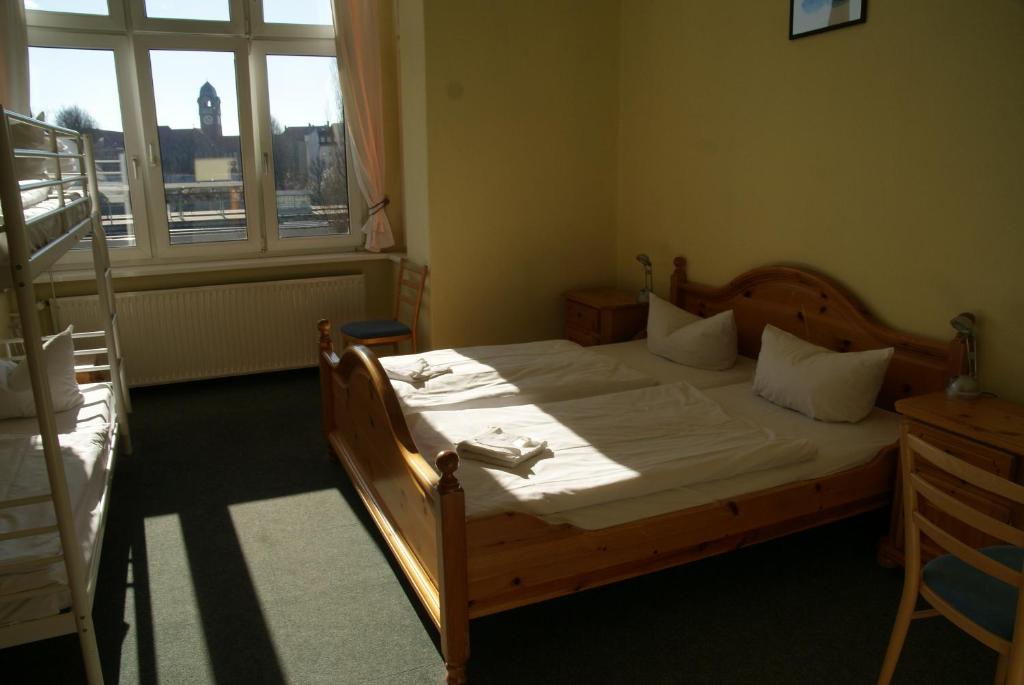 Postel nebo postele na pokoji v ubytování Happy Go Lucky Hotel + Hostel