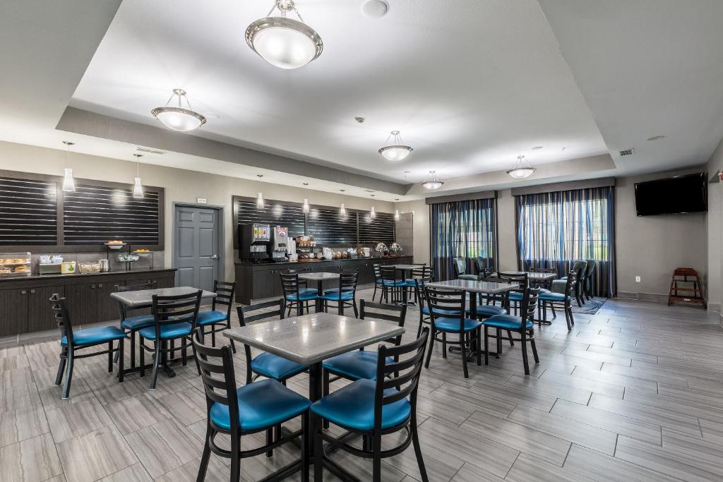 Restaurace v ubytování Platinum Inn & Suites Webster