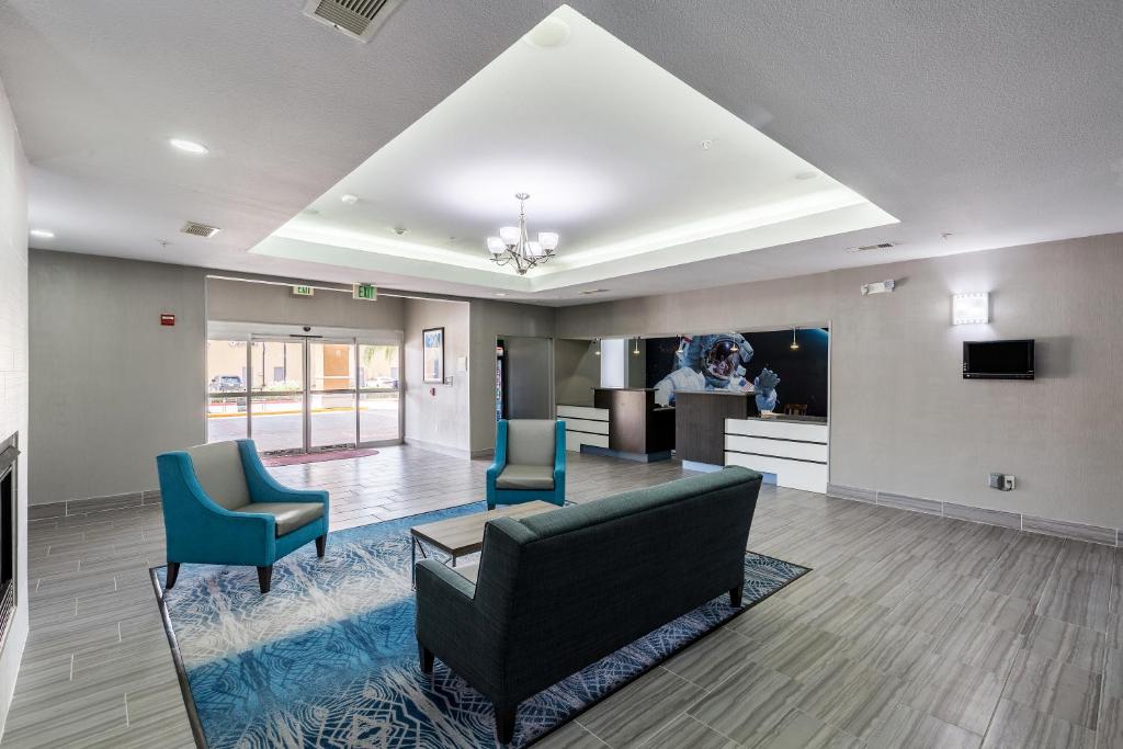 TV a/nebo společenská místnost v ubytování Platinum Inn & Suites Webster