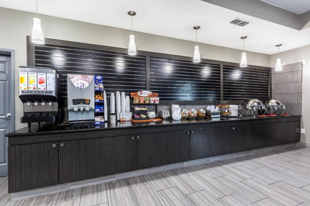 Příslušenství pro přípravu čaje a kávy v ubytování Platinum Inn & Suites Webster