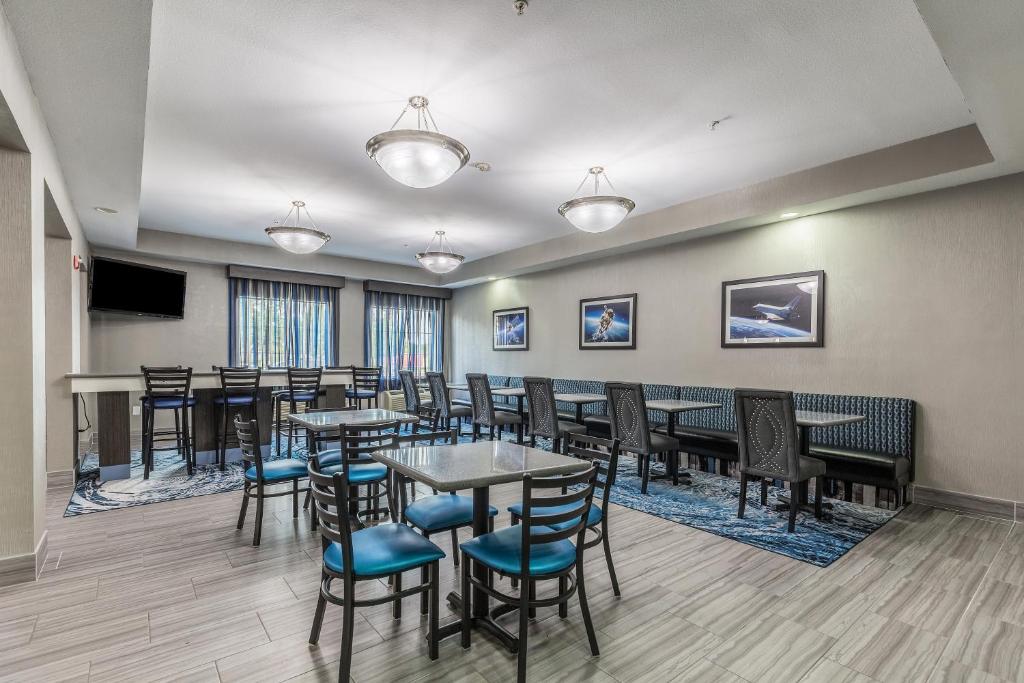 Restaurace v ubytování Platinum Inn & Suites Webster