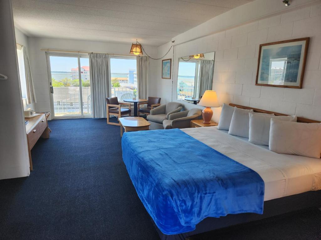 Postel nebo postele na pokoji v ubytování Beachcomber Motel