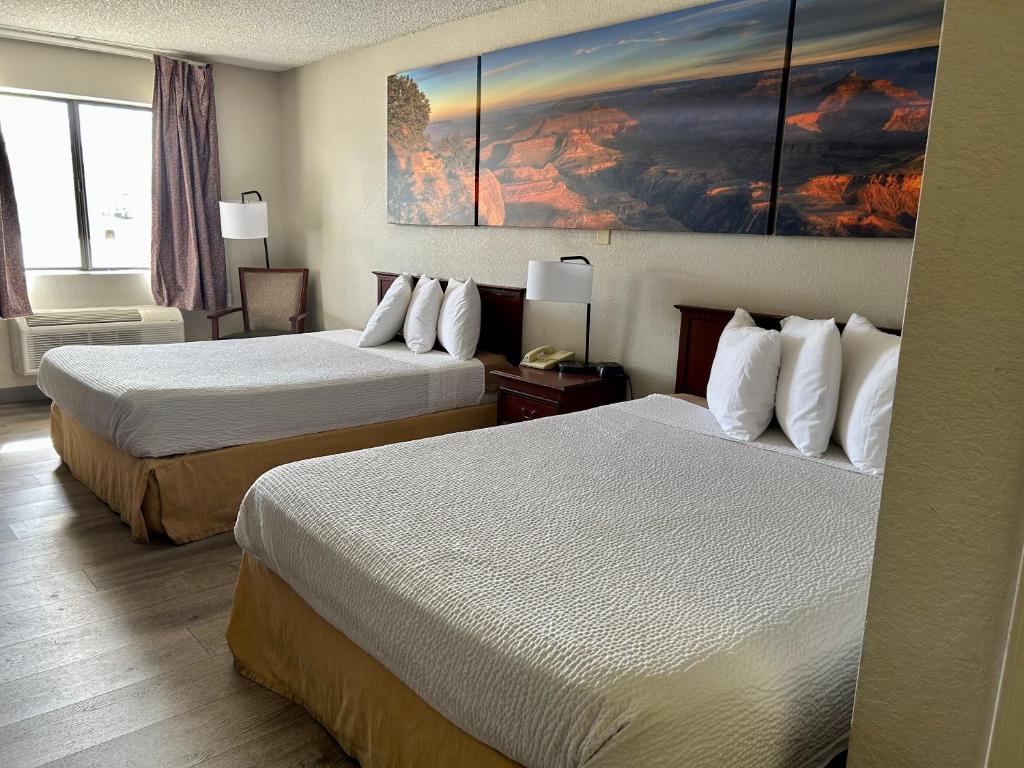 Postel nebo postele na pokoji v ubytování Days Inn by Wyndham Kingman West