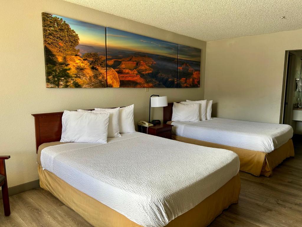 Postel nebo postele na pokoji v ubytování Days Inn by Wyndham Kingman West