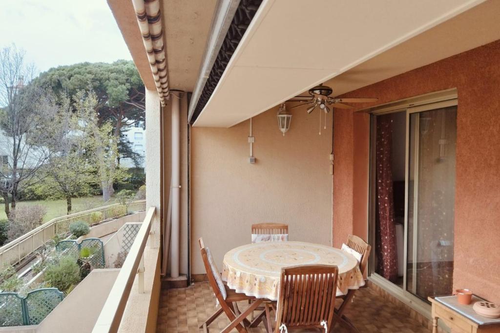 un porche avec une table et des chaises sur un balcon dans l'établissement Apartment in the port of Hyères, à Hyères