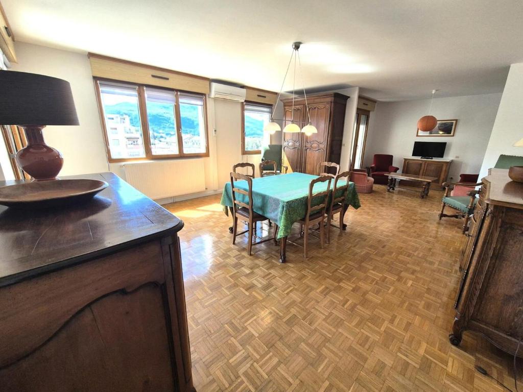 un salon avec une table et une salle à manger dans l'établissement Residence Du Temple - Très rustique et spacieux appartement ! MAE-4303, à Aix-les-Bains