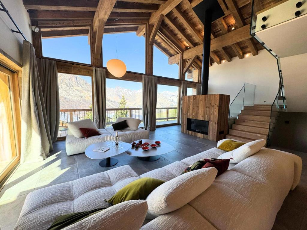 - un salon avec un grand canapé et une table dans l'établissement Chalet Ardent - Chalet individuel avec home cinema dans les 3 Vallées MAE-4323, à Saint-Marcel