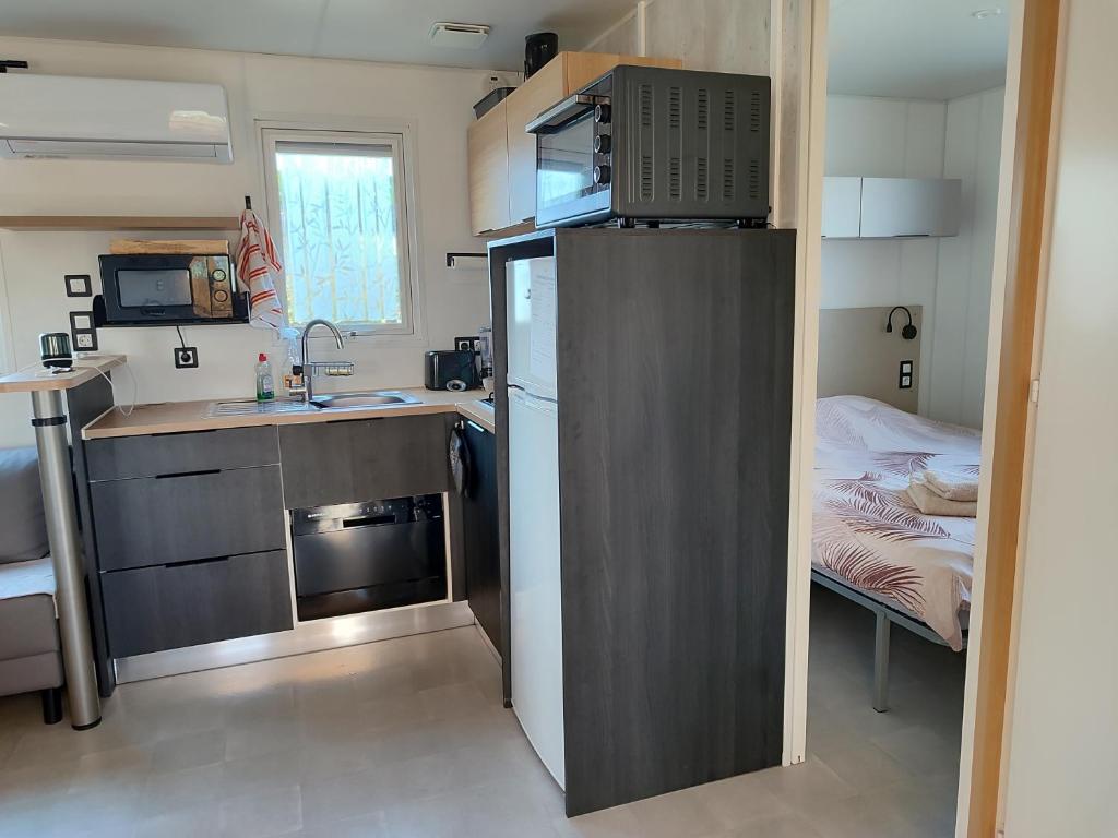 Kuchyň nebo kuchyňský kout v ubytování Mobile home à Mimizan géré par un particulier