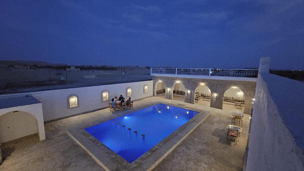 Bazén v ubytování Erg Chebbi Starlight Camp nebo v jeho okolí
