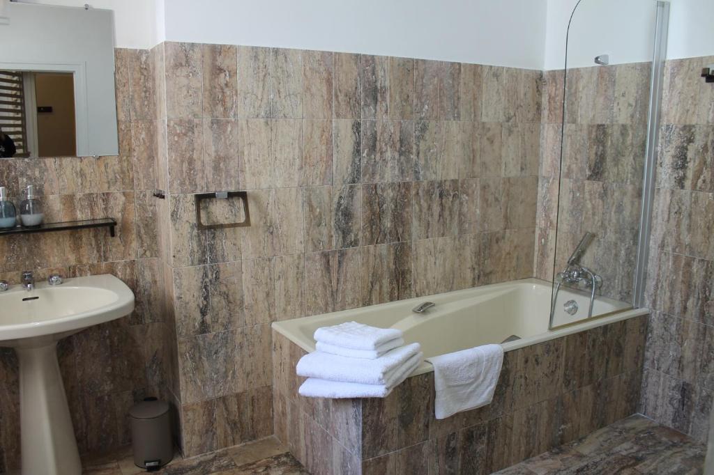 Koupelna v ubytování Les loges de la suite