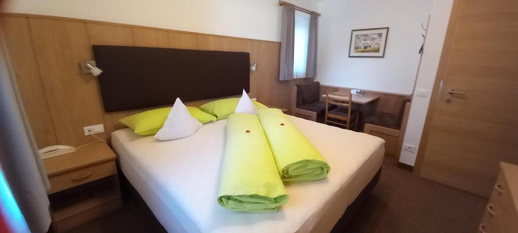 Postel nebo postele na pokoji v ubytování Garni Halali