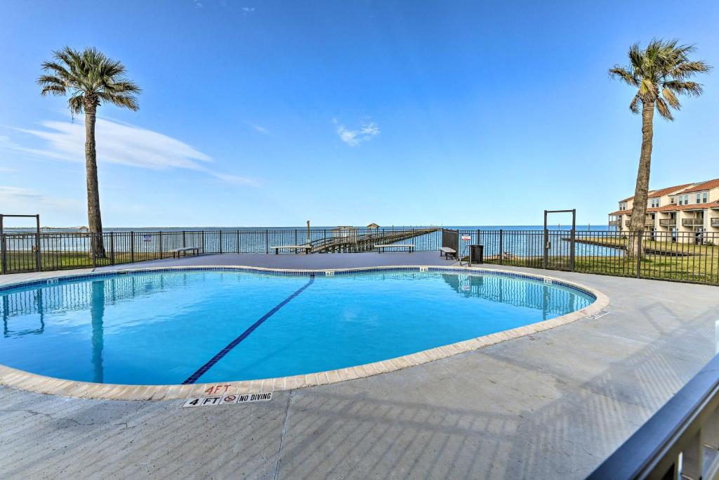Πισίνα στο ή κοντά στο Fish and Swim Waterfront Rockport Condo with Views!