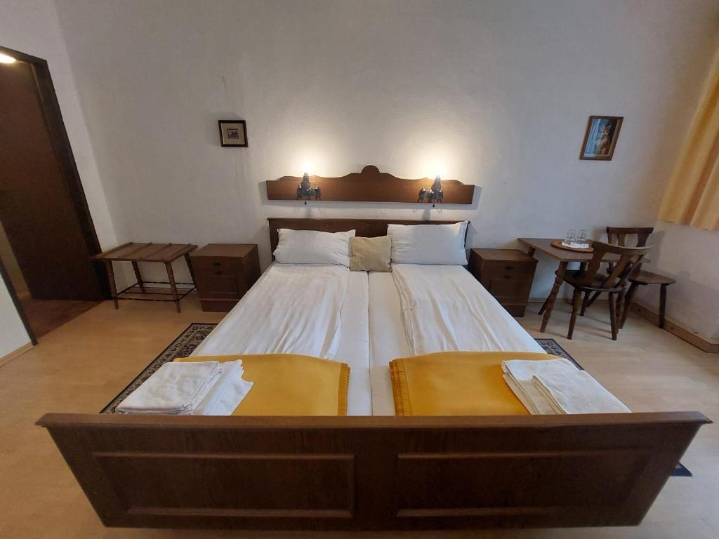 Postel nebo postele na pokoji v ubytování Gasthof zur Post Eisenerz