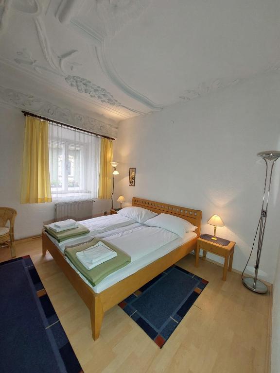 Postel nebo postele na pokoji v ubytování Gasthof zur Post Eisenerz