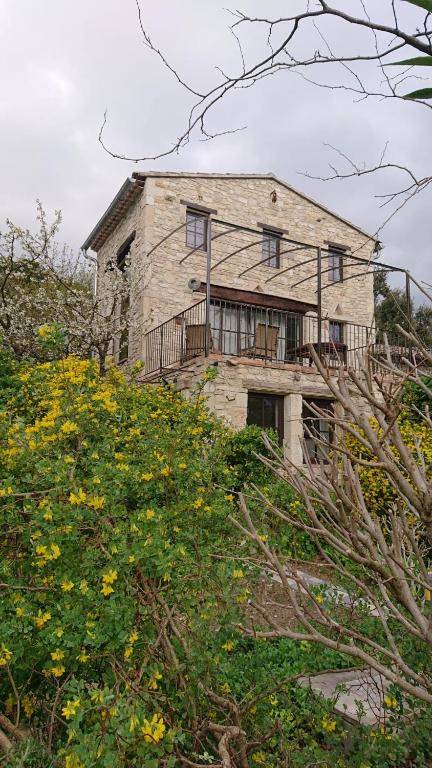 une vieille maison au sommet d'une colline avec des fleurs dans l'établissement Maison en Drôme Provençale, à Montségur-sur-Lauzon
