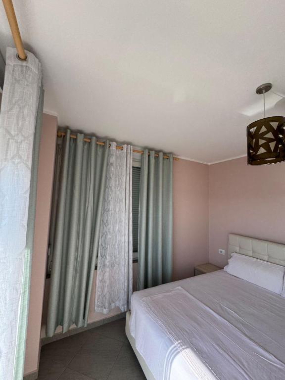 Postel nebo postele na pokoji v ubytování Apartments Shengjin Berti