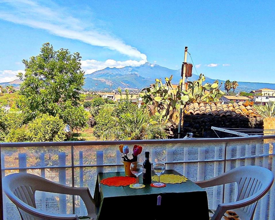 stół na balkonie z widokiem na góry w obiekcie Casa del sole con vista sull'Etna a 200 mt dal mare w mieście Acireale