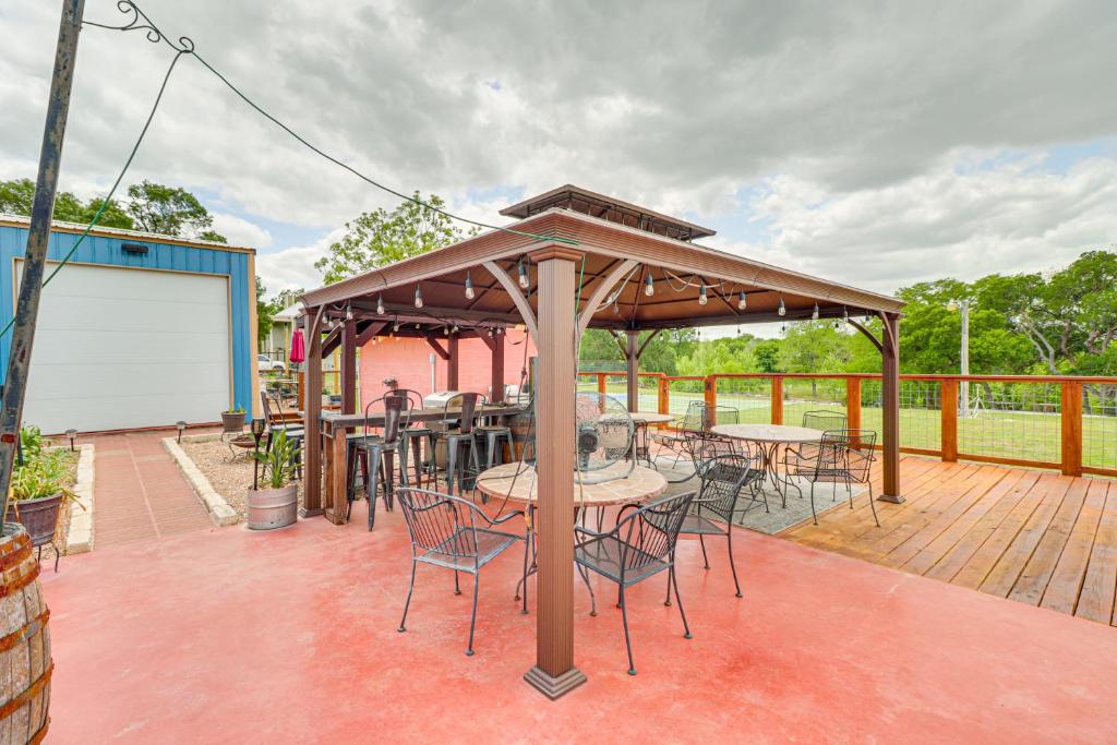 un gazebo avec tables et chaises sur une terrasse dans l'établissement San Marcos River Hideaway with Game Room and Fire Pit, à Martindale