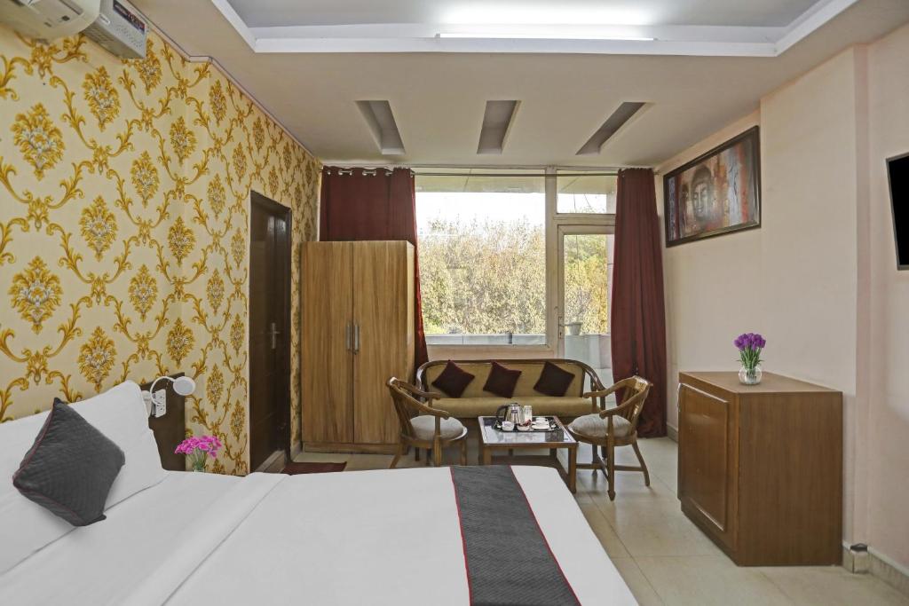 Postel nebo postele na pokoji v ubytování OYO Townhouse Green park Residency 3