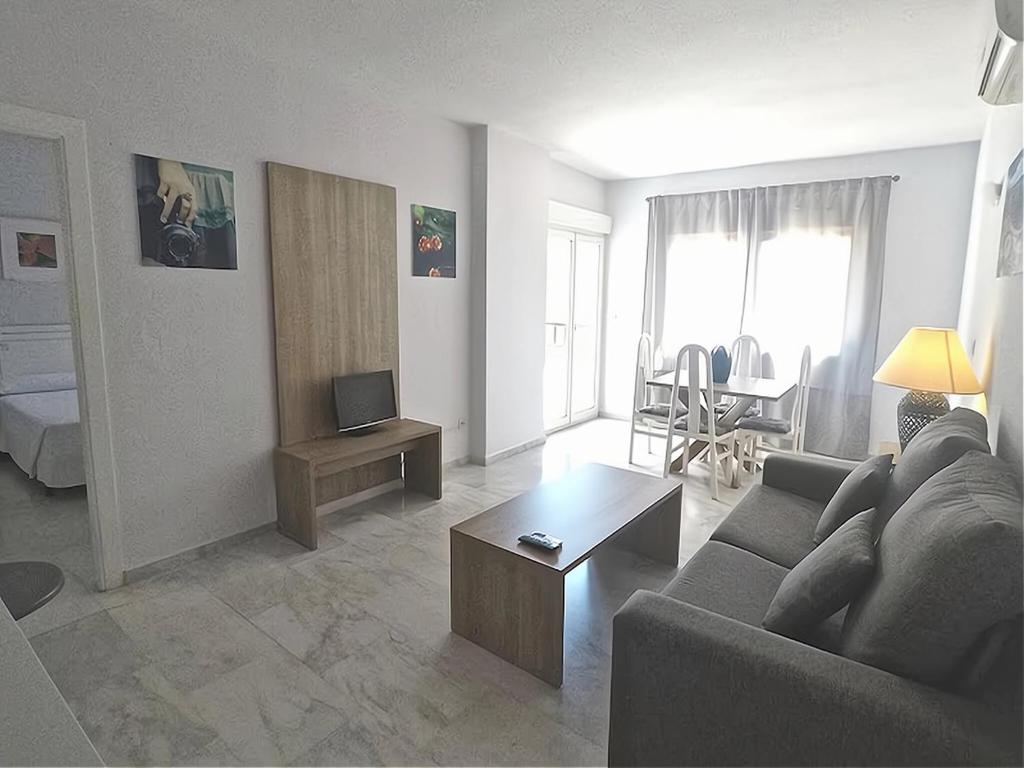 Telewizja i/lub zestaw kina domowego w obiekcie Pleasant apartment in Benalmadena near Playa Beach